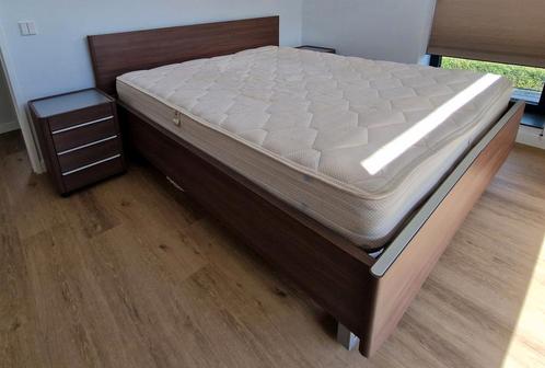 Vroomshoop complete slaapkamer walnoot met chrome details, Huis en Inrichting, Slaapkamer | Complete slaapkamers, Gebruikt, Tweepersoons
