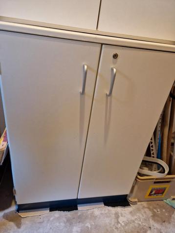 Laag kastje met deurtjes beschikbaar voor biedingen