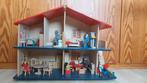 Houten poppenhuis met meubilair en poppetjes., Kinderen en Baby's, Speelgoed | Houten speelgoed, Ophalen, Gebruikt, Overige typen