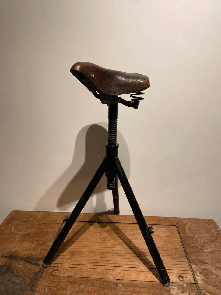 Vintage Zadelkruk - Industrieel Design, Huis en Inrichting, Krukjes, Gebruikt, IJzer, In hoogte verstelbaar, Ophalen