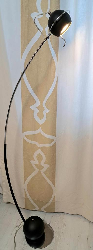 Modern LED Vloerlamp Leeslamp
Moderne strakke vloerlamp, Huis en Inrichting, Lampen | Vloerlampen, Zo goed als nieuw, 150 tot 200 cm