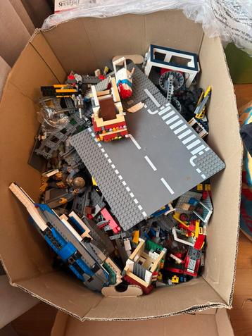 Grote doos met lego beschikbaar voor biedingen
