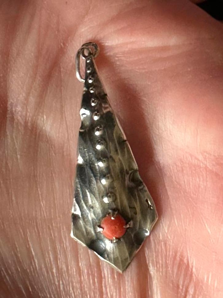 Amsterdamse School Hanger zilver bloedkoraal, Sieraden, Tassen en Uiterlijk, Antieke sieraden, Hanger, Zilver, Ophalen of Verzenden