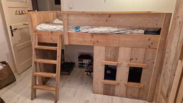 Halfhoogslaper en kleerkast steigerhout beschikbaar voor biedingen