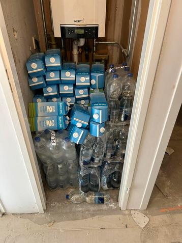 Flessen mineraal water te koop aangeboden beschikbaar voor biedingen