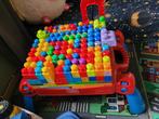 mega bloks tafel met heel veel blokken, Kinderen en Baby's, Speelgoed | Bouwstenen, Ophalen of Verzenden, Zo goed als nieuw, Megabloks