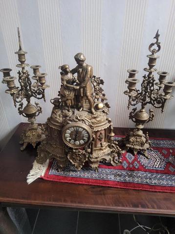 Antieke pendule met kandelaars beschikbaar voor biedingen