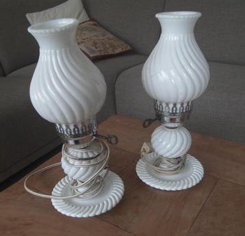 2 schemerlampen opalineglas / melkglas beschikbaar voor biedingen