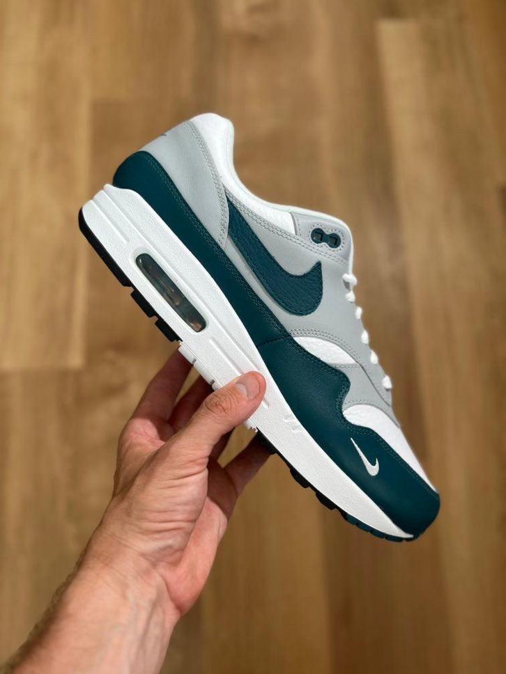 Nike Air Max 1 LV8 ‘Dark Teal Green’ 45,5 45.5, Kleding | Heren, Schoenen, Zo goed als nieuw, Sneakers of Gympen, Overige kleuren