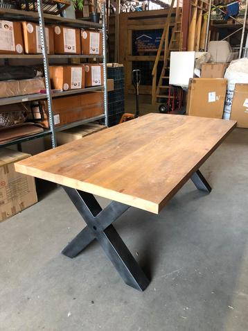 Nieuwe tafel van Mango hout en stalen X-poten. beschikbaar voor biedingen