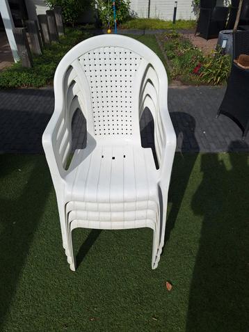 4 witte, stapelbare, tuinstoelen beschikbaar voor biedingen