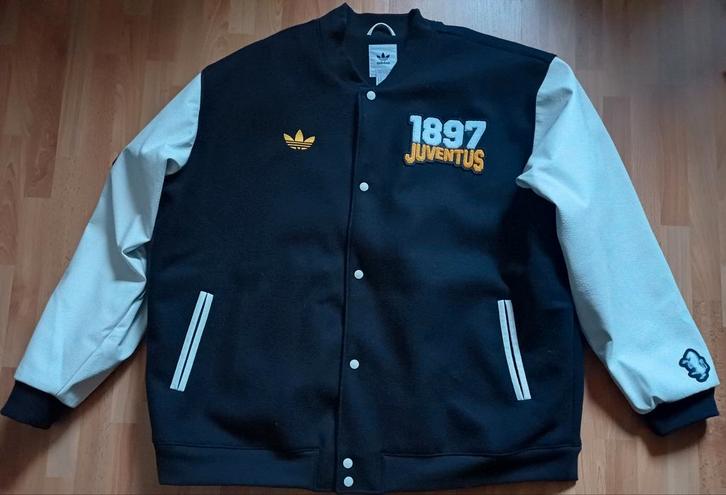 Nieuw stoer Juventus varsity jack, merk Adidas!, Kleding | Heren, Jassen | Winter, Nieuw, Overige maten, Zwart, Verzenden