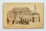 Oude Kabinetfoto HAARLEM, het stadhuis, pomp met volk 1895., Verzamelen, Ansichtkaarten | Nederland, Noord-Holland, Ongelopen