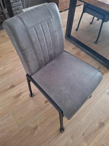 Industriële stoel voor aan de eettafel beschikbaar voor biedingen