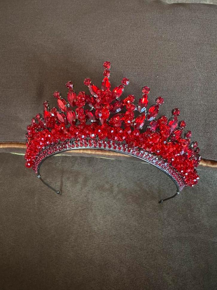 Red Crown – Like New, Elegant & Comfortable, Kleding | Dames, Trouwkleding en Trouwaccessoires, Nieuw, Accessoires, Rood, Ophalen of Verzenden