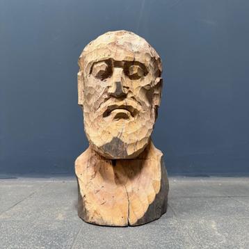 Oude uit hout gesneden hoofd of buste van een man met baard beschikbaar voor biedingen