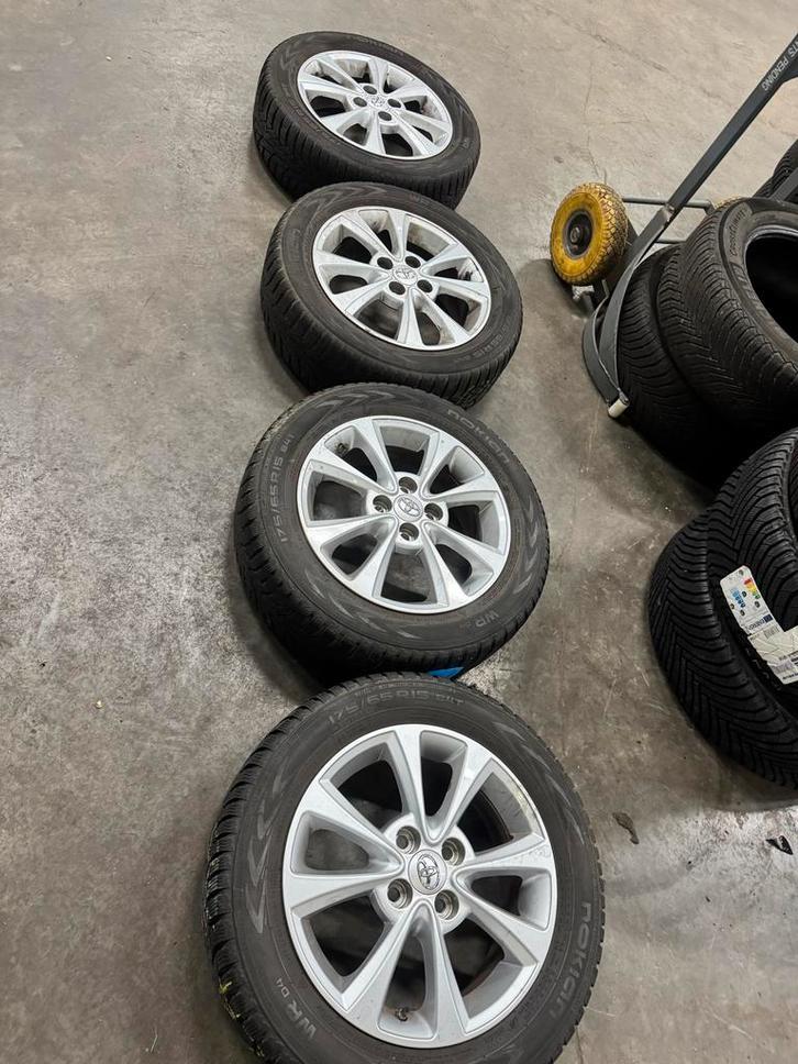 Orgineel Toyota Winterbanden set Yaris 15 inch | Incl. TPMS, Auto-onderdelen, Banden en Velgen, Banden en Velgen, Winterbanden