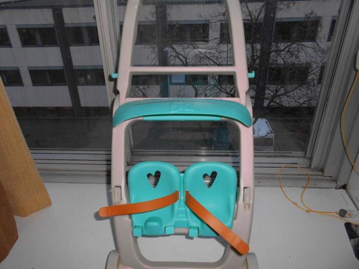 Leuke poppenwagen voor 2 popjes,kunststof,nu 0,75., Kinderen en Baby's, Speelgoed | Poppen, Gebruikt, Overige typen, Ophalen of Verzenden