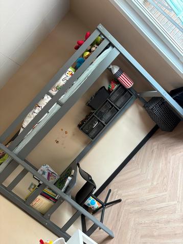 Hoogslaper met bureau
