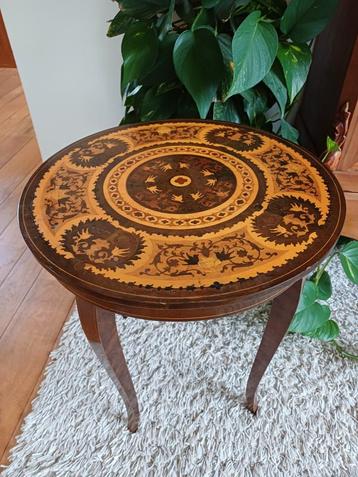 Brocante tafel  Italiaanse houten ingelegd hout bijzettafel  beschikbaar voor biedingen