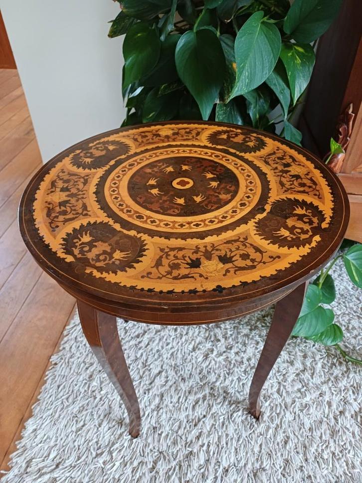 Brocante tafel  Italiaanse houten ingelegd hout bijzettafel, Antiek en Kunst, Curiosa en Brocante, Ophalen of Verzenden