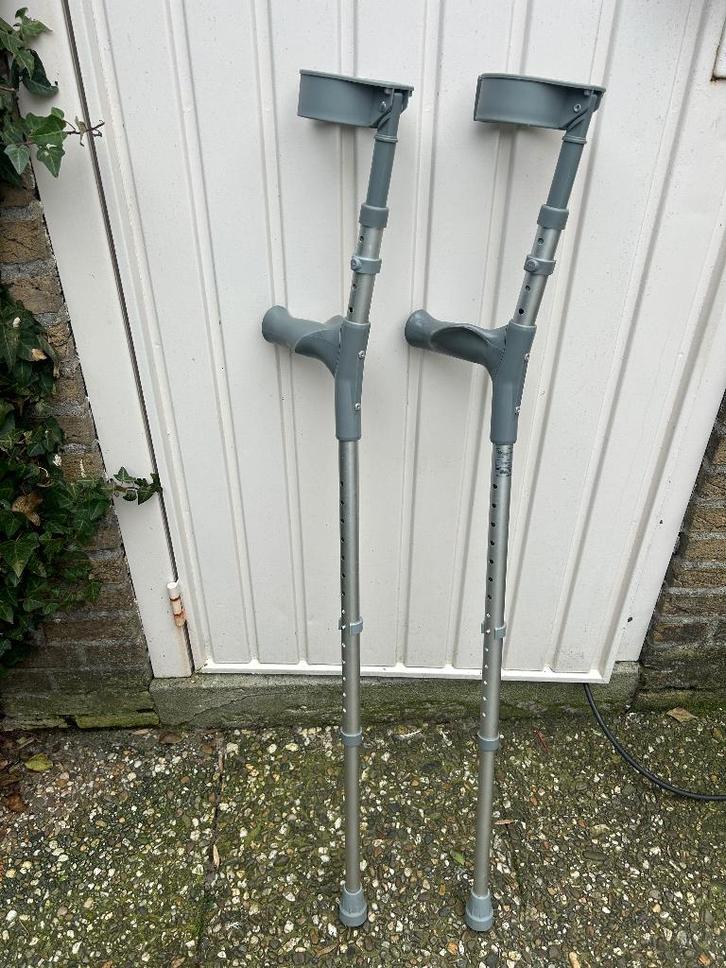 Elleboogkrukken, Diversen, Loopkrukken, Zo goed als nieuw, In hoogte verstelbaar, Ophalen
