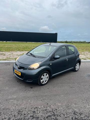 Toyota Aygo 1.0 12V Vvt-i 5DRS 2009 Grijs beschikbaar voor biedingen