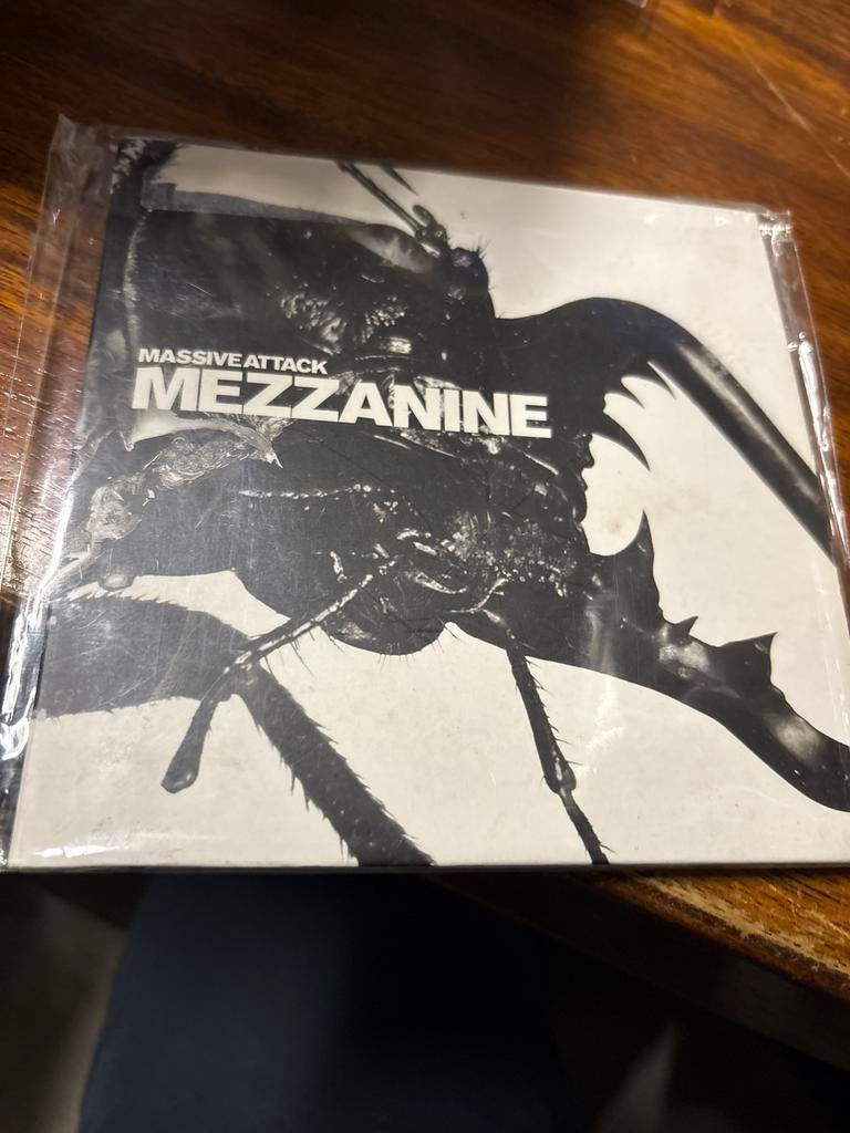 Massive Attack - Mezzanine CD 11 tracks, Ophalen of Verzenden, 1980 tot 2000, Zo goed als nieuw