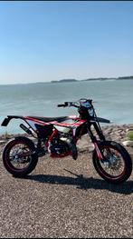 Beta rr 50 track 2024 5800km nieuw! incl helm + uitlaat., Fietsen en Brommers, Zo goed als nieuw, Ophalen, Overige merken