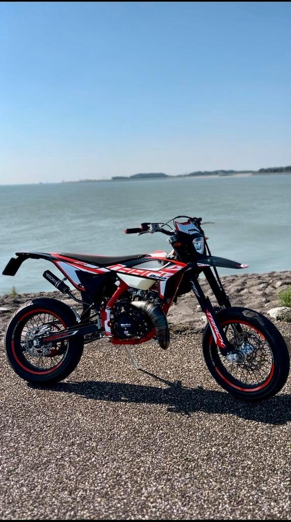 Beta rr 50 track 2024 5800km nieuw! incl helm + uitlaat., Fietsen en Brommers, Brommers | Crossbrommers, Zo goed als nieuw, Overige merken