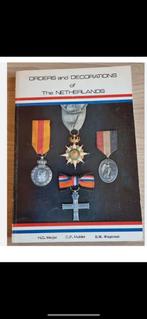 BOEK ORDERS AND DECORATIONS OF NETHERLANDS MEDAILLE, Ophalen of Verzenden, Overige materialen, Nederland