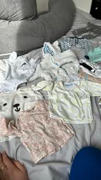 Baby kleertjes en baby speelgoed, Kinderen en Baby's, Babykleding | Baby-kledingpakketten, Ophalen of Verzenden, Zo goed als nieuw
