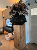 Schelpenvaas met zijdenbloemen op houten zuil, Ophalen, Zo goed als nieuw