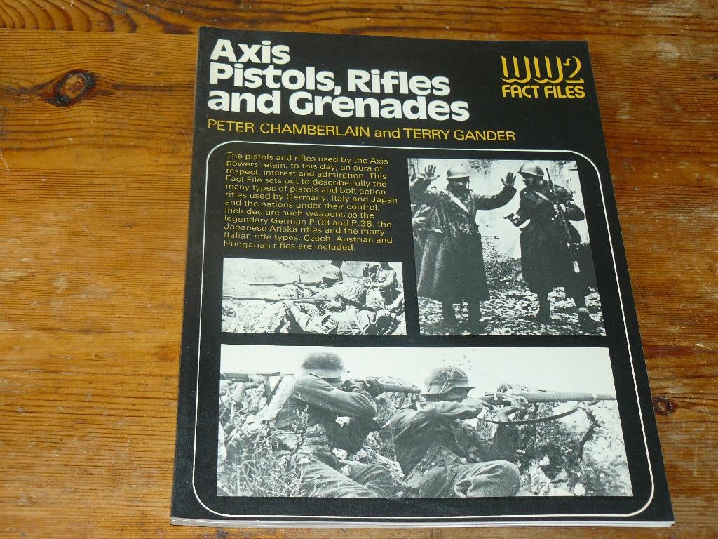 Axis Pistols, Rifles and Grenades (wapens, Wo2), Verzamelen, Militaria | Tweede Wereldoorlog, Ophalen of Verzenden, Landmacht