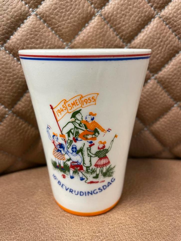 Regout Maastricht Bevrijdingsdag Beker 1955, Antiek en Kunst, Antiek | Keramiek en Aardewerk, Ophalen of Verzenden