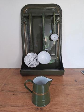 Groen emaille groot lepelrek + roomkannetje beschikbaar voor biedingen