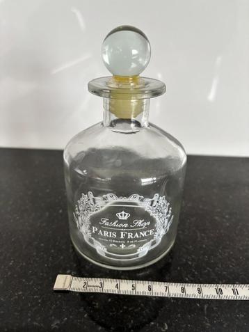 glazen flesjes Paris France beschikbaar voor biedingen