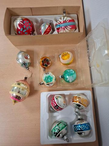 9 gekleurde kerstballen en 4 deukballen vintage retro  beschikbaar voor biedingen