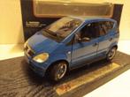 Mercedes A class blauw of rood Maisto metal 1:18 KRD, Hobby en Vrije tijd, Modelauto's | 1:18, Ophalen of Verzenden, Zo goed als nieuw