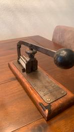Oud nietmachine, Ophalen