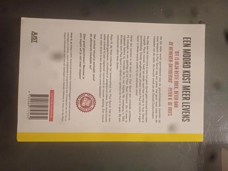 Peter R. De Vries - Een moord kost meer levens, Boeken, Detectives, Zo goed als nieuw, Ophalen of Verzenden