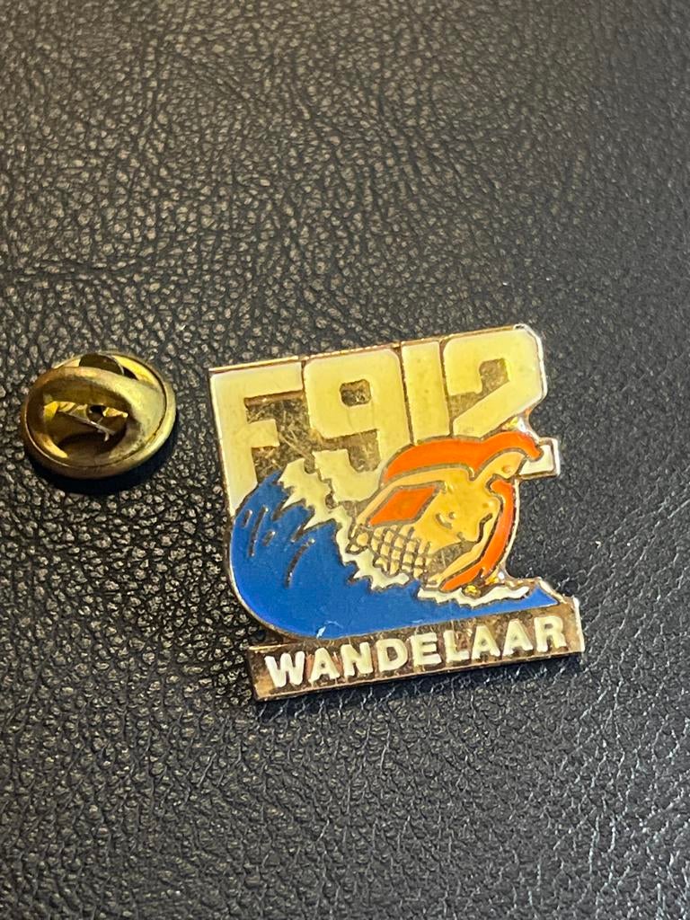 Vintage F912 Wandelaar Speldje, Verzamelen, Gebruikt, Onbekend, Ophalen of Verzenden, Speldje of Pin