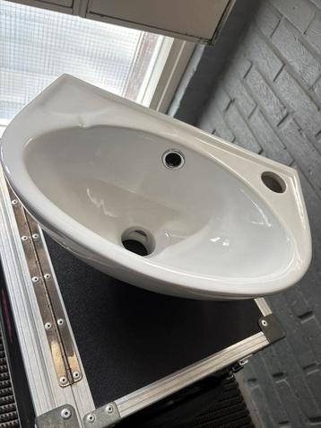 Nieuwe wastafel, alleen uit de doos gehaald. beschikbaar voor biedingen