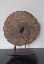 Oud houten wiel ornament op standaard, Ophalen