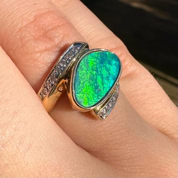 Zwarte australische opaal 14 karaats goud ring met diamanten beschikbaar voor biedingen