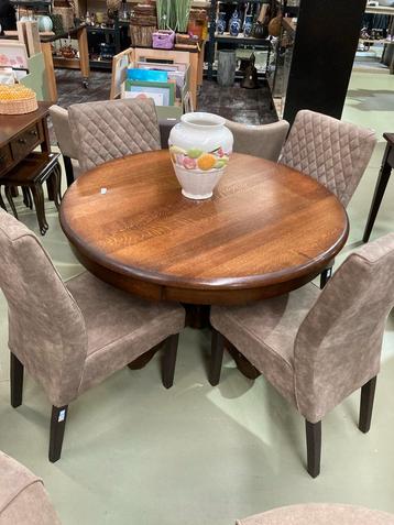 Uitschuifbare eikenhouten tafel + 4 stoelen beschikbaar voor biedingen