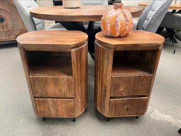 Magazijn leegverkoop set nachtkastjes mangohout ribbel retro beschikbaar voor biedingen