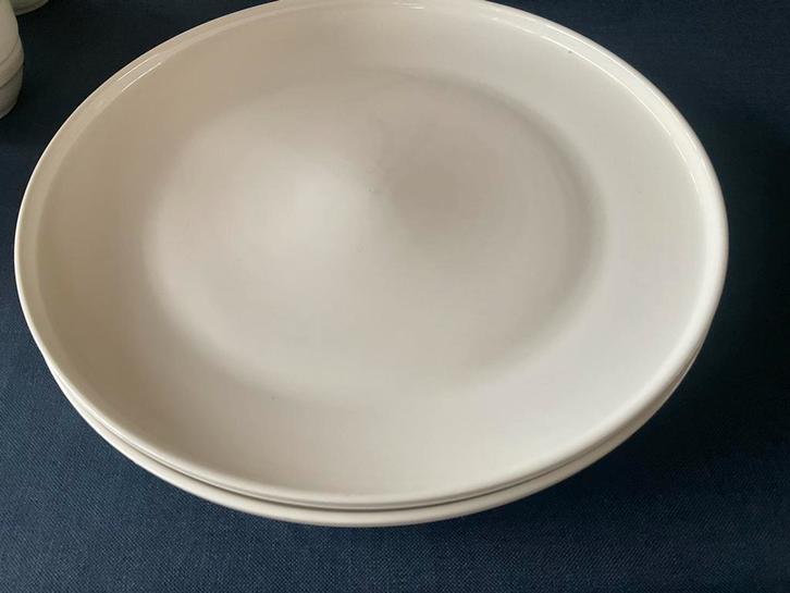 2 dinerborden / wit met opstaand randje diam.27.0 HEMA, Huis en Inrichting, Keuken | Servies, Bord(en), Overige stijlen, Porselein