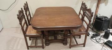 Antieke Eettafel met Stoelen beschikbaar voor biedingen