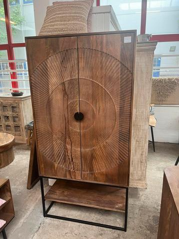 Magazijn Leegverkoop Dichte kast Carved mangohout metaal zw beschikbaar voor biedingen